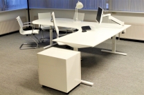 Directieset bureau, design bureaustoel, ladeblok, kabelgoot en bureaulamp